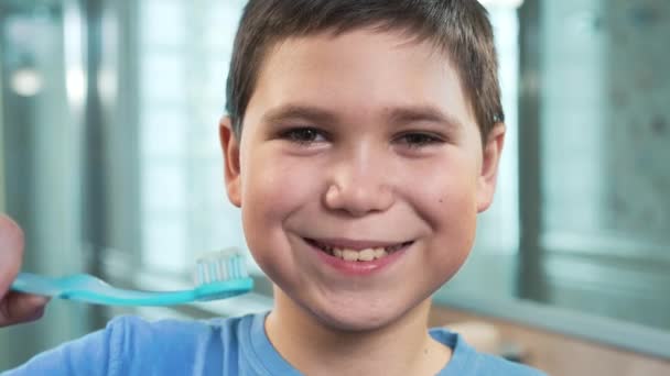Хлопчик Зубною Щіткою Руках Ванній — стокове відео