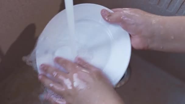 Chłopiec Myje Naczynia Zlewie Detergentem — Wideo stockowe
