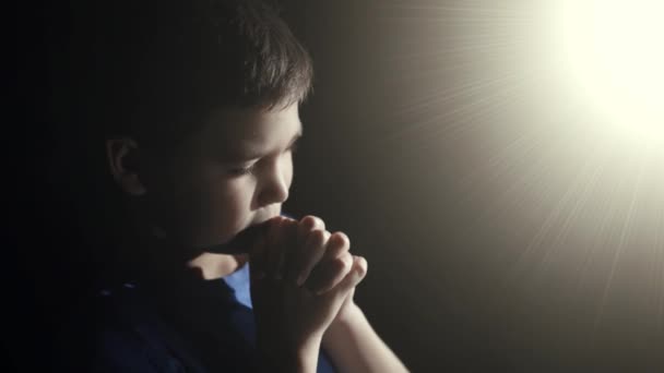 Маленький Хлопчик Молиться Бога Тримаючи Руки Разом Закритими Очима — стокове відео