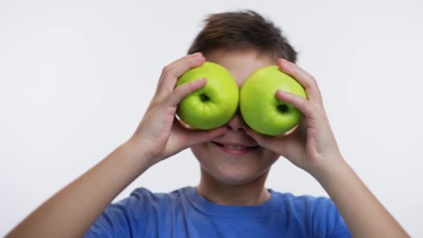 Μικρό Αγόρι Που Κρατάει Μήλα Μπροστά Στα Μάτια Του — Αρχείο Βίντεο