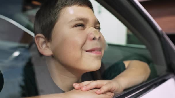 Мальчик Прижимается Лицом Стеклу Смешное Выражение Лица — стоковое видео