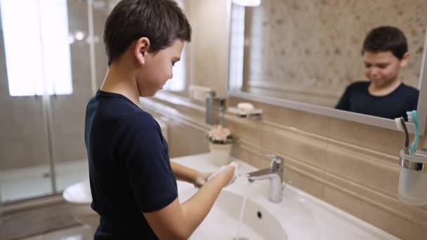 Dzieciak Myje Ręce Mydłem — Wideo stockowe