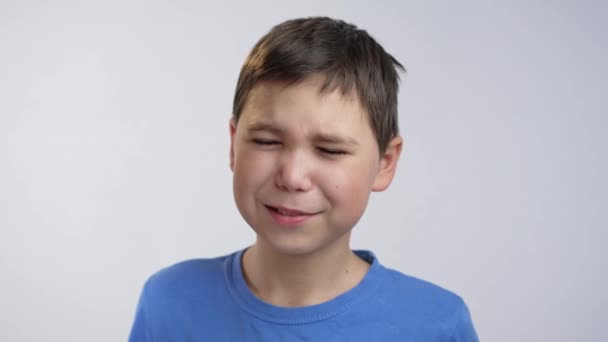 Хлопчик Ковзає Лобом Долонею Закриваючими Очима — стокове відео