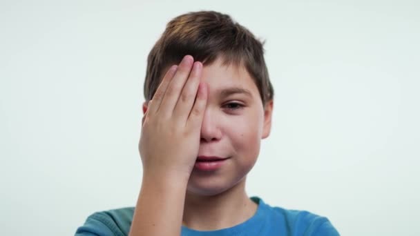 Хлопчик Закриває Очі Рукою — стокове відео