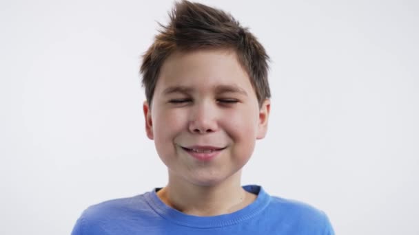 Jongen Tikt Zijn Tanden Met Zijn Vinger — Stockvideo
