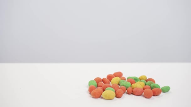 Çocuk Masadan Renkli Şekerler Çalıyor — Stok video