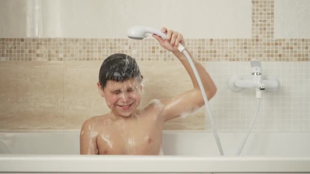 Duşun Altında Banyo Yapan Mutlu Genç Çocuk — Stok video