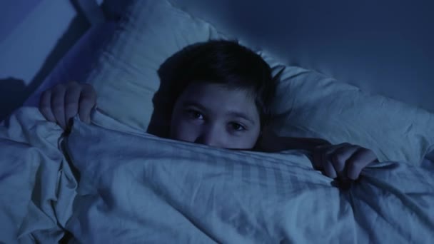 Menino Assustado Cobre Com Cobertor Noite — Vídeo de Stock