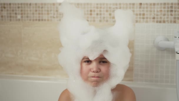 洗澡时戴泡沫假发的小男孩 — 图库视频影像