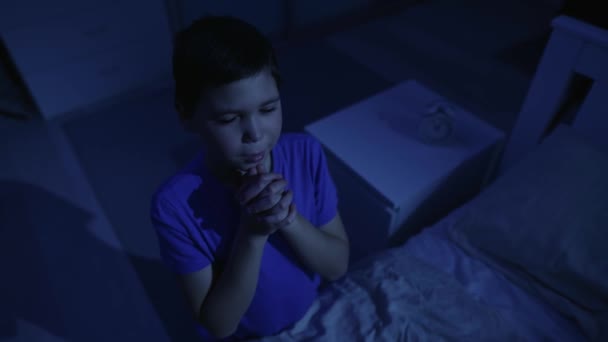 Μικρό Αγόρι Προσεύχεται Στο Θεό Χέρια Ενωμένα — Αρχείο Βίντεο