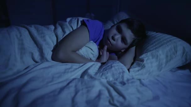 Przerażony Chłopiec Przykrywa Się Kocem Nocy — Wideo stockowe