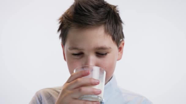 Pojke Dricka Mjölk Vit Bakgrund Närbild — Stockvideo