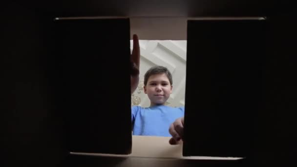 悲しい少年の段ボール箱を開く — ストック動画