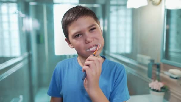 Rapaz Com Uma Escova Dentes Nas Mãos Casa Banho — Vídeo de Stock