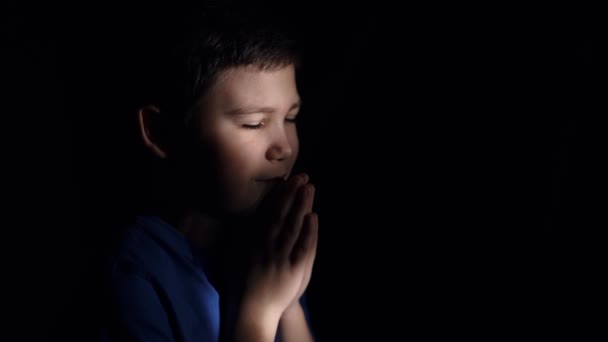 Ragazzino Che Prega Dio Con Mani Tenute Insieme Occhi Chiusi — Video Stock