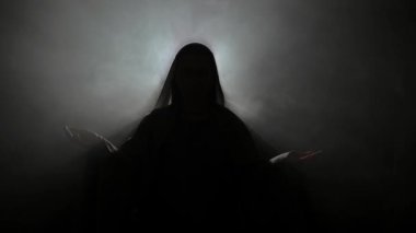 Gizemli kadın kehanette bulunur.