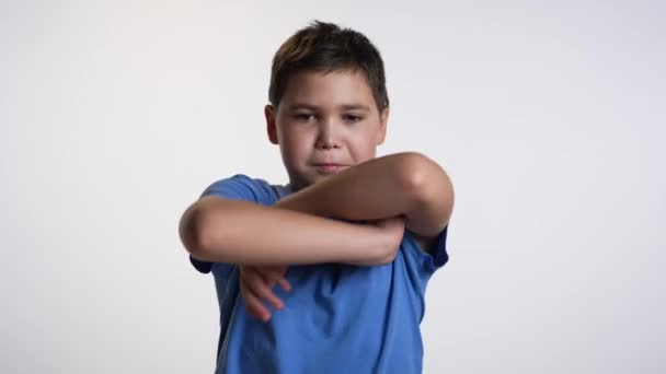 Обиженный Мальчик Сложенными Руками — стоковое видео
