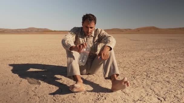 Уставший Человек Пьет Воду Пустыне — стоковое видео