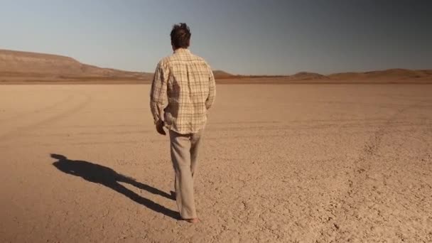 Fáradt Ember Sivatagban — Stock videók