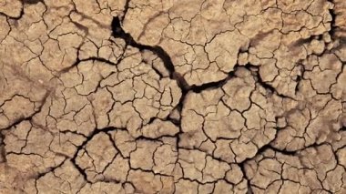 Çatlak toprak sallanıyor - deprem başlıyor