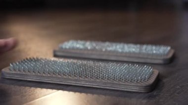 Erkek ayağı sadhu tahtalarında durur