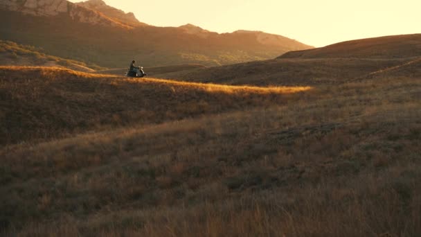 Homem Passeio Moto Nas Montanhas Pôr Sol — Vídeo de Stock