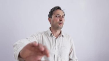 İnsan burnunu kapatır ve arkasını döner.