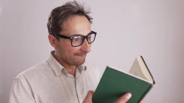 Verrassende Nerd Opent Een Boek — Stockvideo