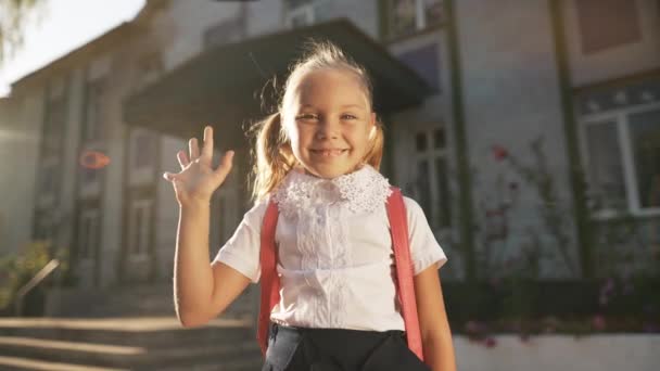 Menina Sorrindo Bonito Acenando Frente Escola — Vídeo de Stock
