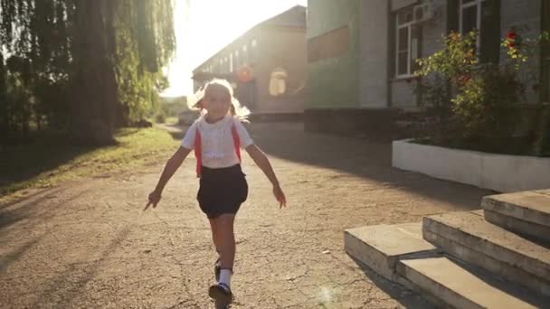 Menina Com Uma Mochila Rosa Perto Escola — Vídeo de Stock