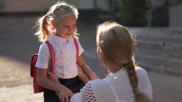 Hija Abraza Madre Cerca Escuela — Vídeo de stock