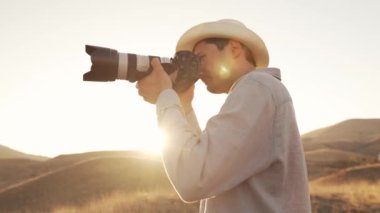 Fotoğrafçı gün batımında fotoğraf çekiyor.