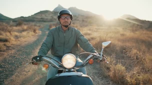 Człowiek Motocyklu Jeździ Górach Zachodzie Słońca — Wideo stockowe