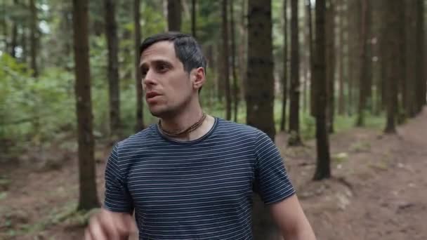 Uomo Respinge Fastidiose Zanzare Nella Foresta — Video Stock