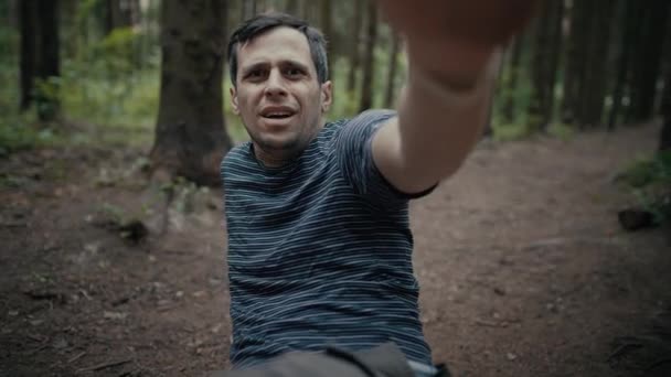 Homme Effrayé Dans Une Forêt Échappant Tueur Série — Video