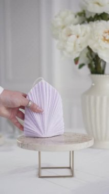 Odada dekoratif mumlar var.