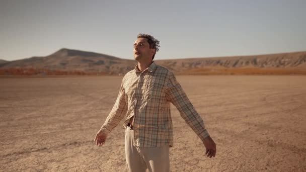 Втомлений Чоловік Пустелі — стокове відео