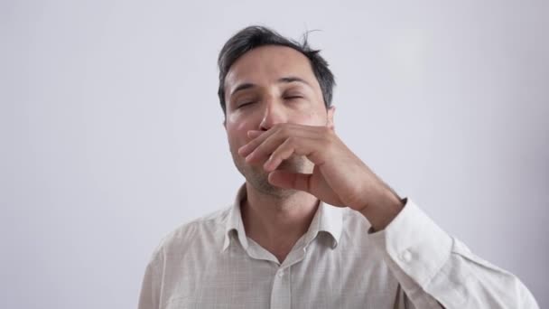 Vtipný Muž Jehlicí Nose — Stock video