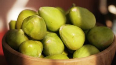 Tahta bir tabakta dönen incirler