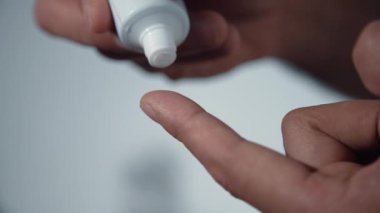 Parmağında beyaz krema damlası