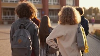 Okula yürüyen bir grup öğrenci