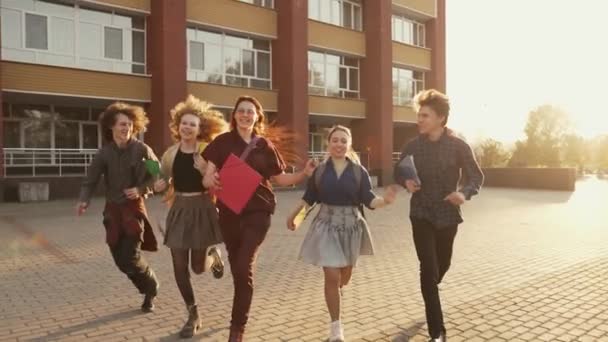 Ομάδα Μαθητών Που Τρέχουν Μετά Σχολείο — Αρχείο Βίντεο