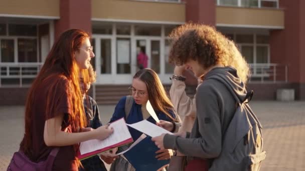 Estudiante Feliz Discutiendo Resultados Del Examen Cerca Escuela — Vídeos de Stock