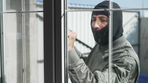 Cambrioleur Avec Pied Biche Regardant Dans Les Fenêtres Une Maison — Video