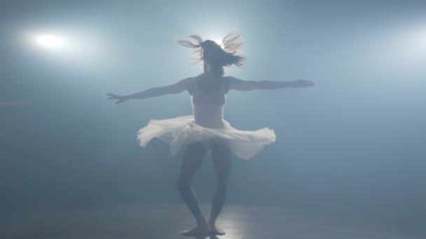 Urocza Tancerka Baletowa Wirująca Wokół Spódnicy Tutu Czarnym Tle — Wideo stockowe