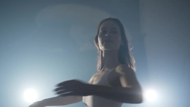 Encantadora Bailarina Ballet Dando Vueltas Falda Tutú Sobre Fondo Negro — Vídeo de stock