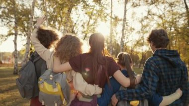 Parktaki okul arkadaşları.