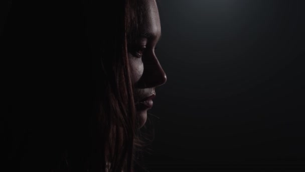 Retrato Uma Jovem Mulher Triste Quarto Escuro — Vídeo de Stock