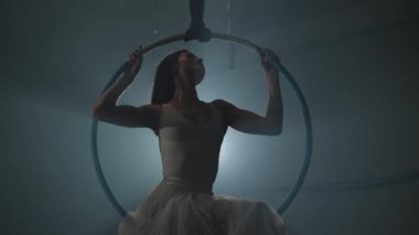 İnce ve esnek sirk kadını.