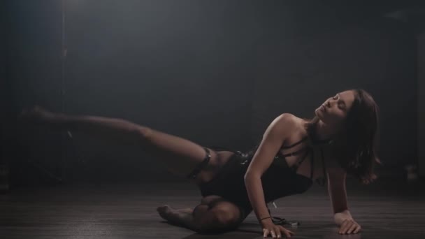 Sexy Taniec Młody Kobieta Ciemny Pokój — Wideo stockowe